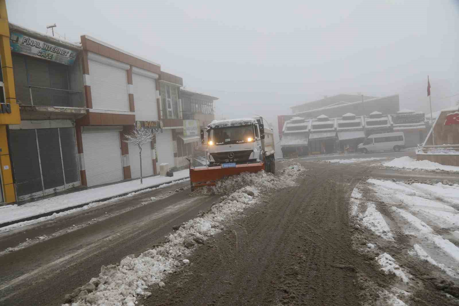 Başkale’de kar yağışı: 48 yerleşim yerinin yolu kapandı