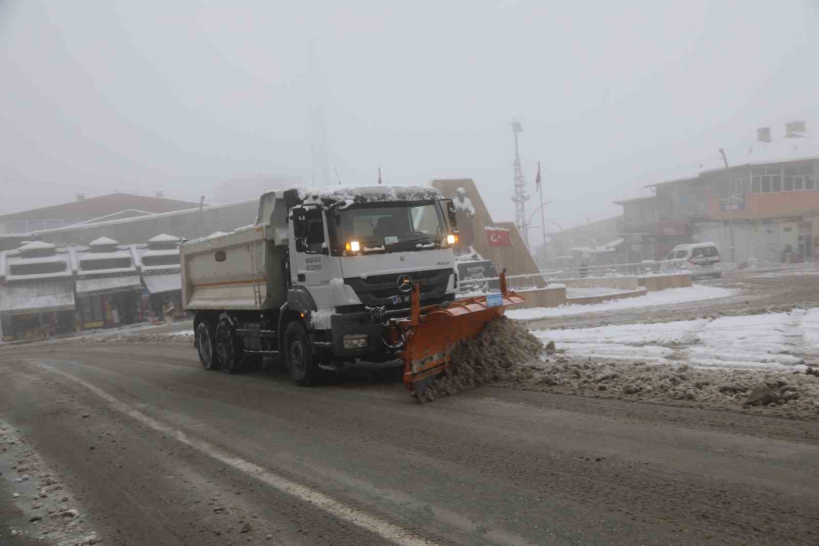 Başkale’de kar yağışı: 48 yerleşim yerinin yolu kapandı