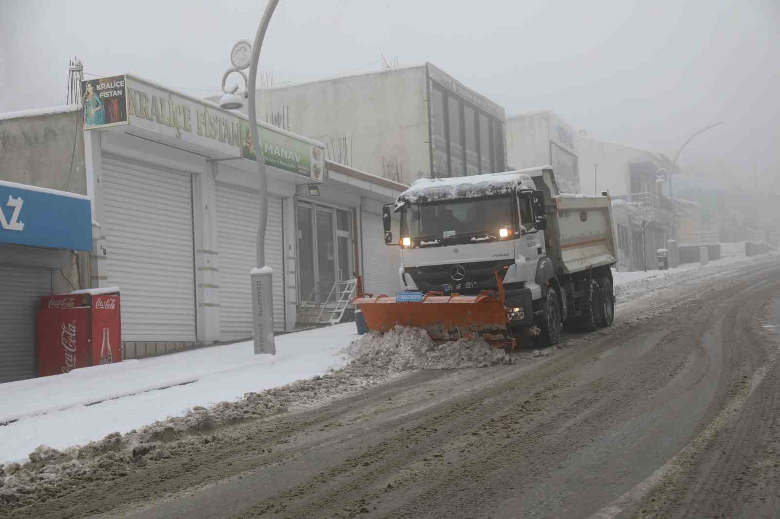 Başkale’de kar yağışı: 48 yerleşim yerinin yolu kapandı