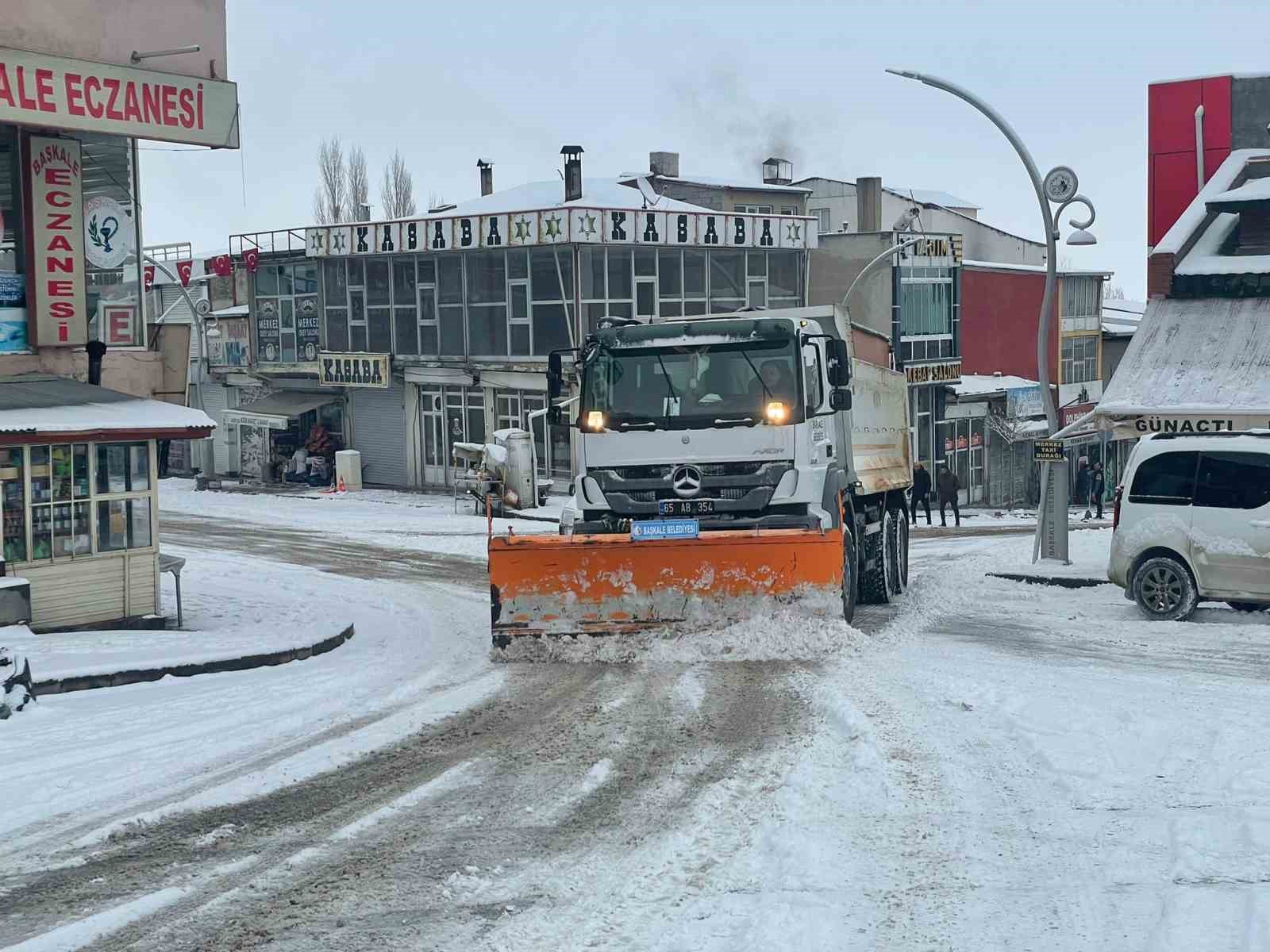 Başkale’de kar yağışı: 48 yerleşim yerinin yolu kapandı