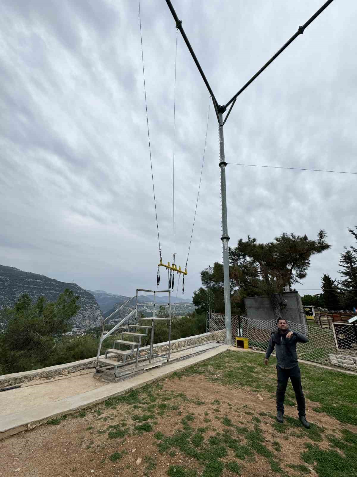 Macera parkındaki salıncak platforma çarptı, genç kızın ayağı kırıldı