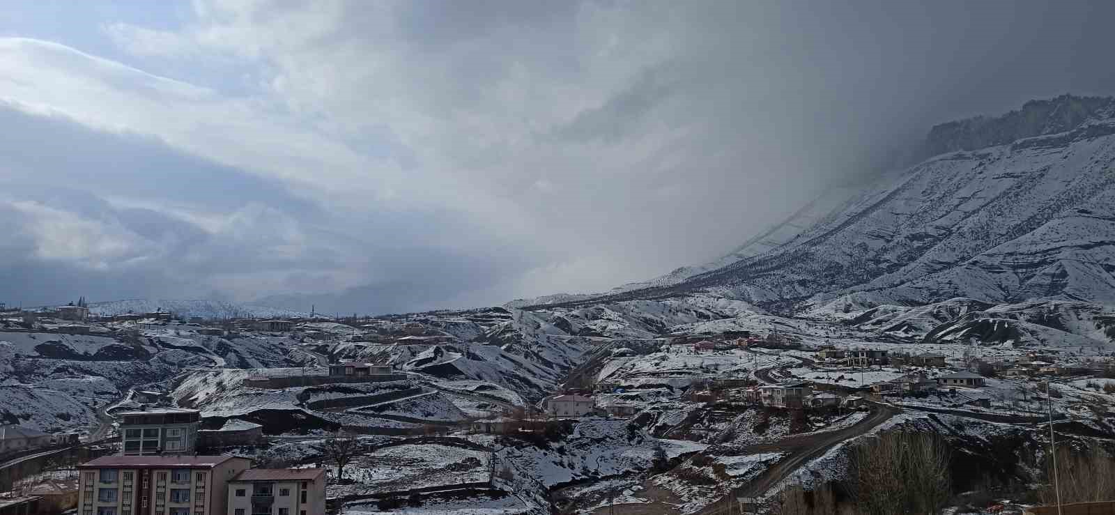 Derecik’te 2 bin 487 rakımlı Balkayalar Dağı’nın karla güzelliği