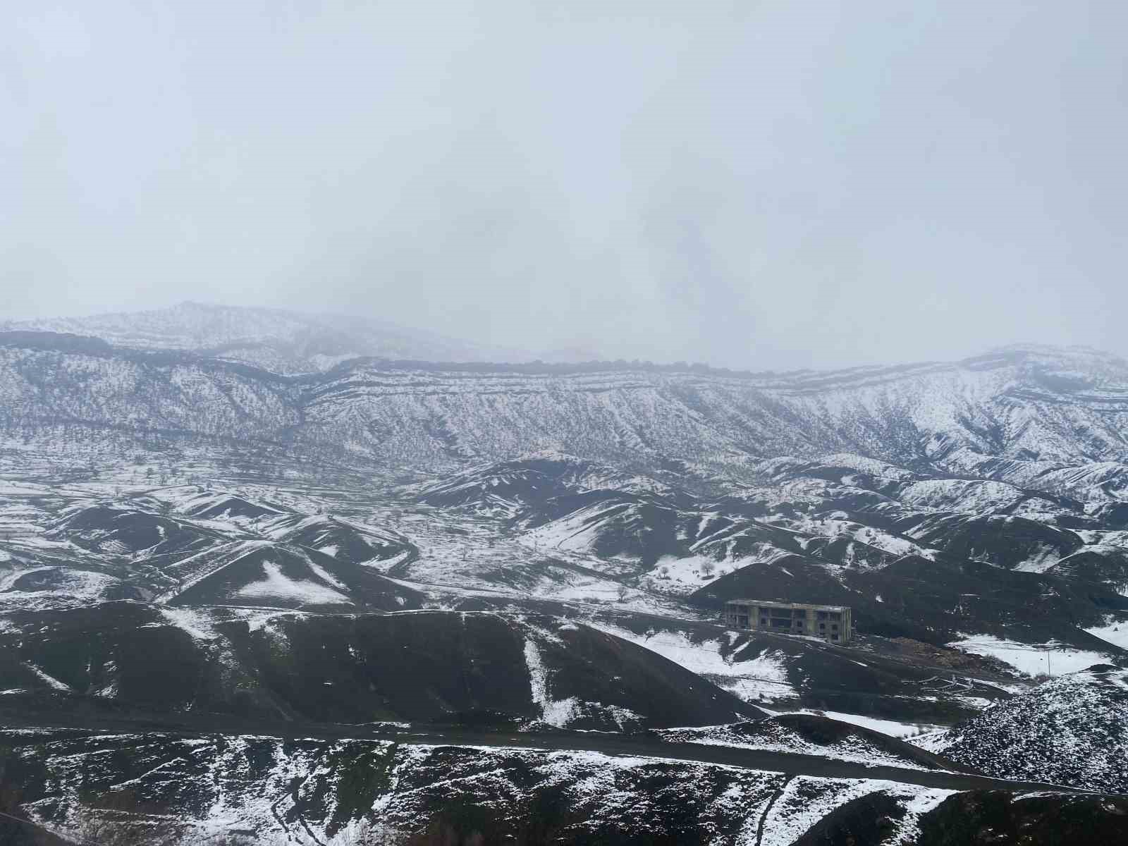 Derecik’te 2 bin 487 rakımlı Balkayalar Dağı’nın karla güzelliği