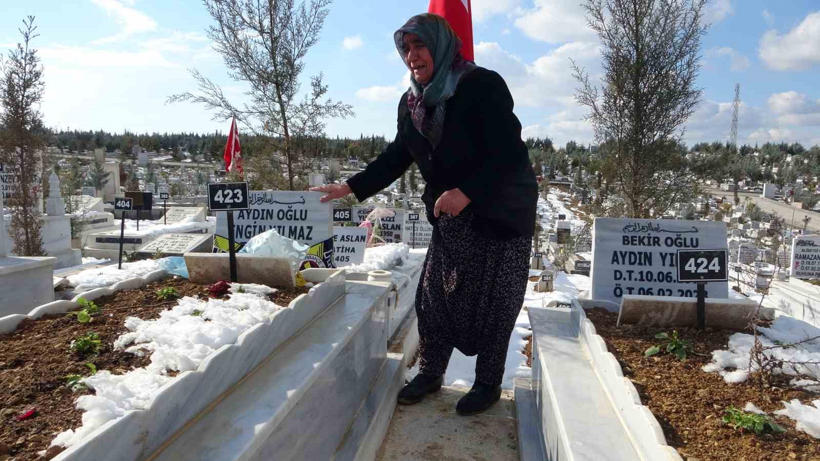 Depremde oğlunu, gelinini ve torunlarını kaybeden yaşlı kadın mezarlıktan ayrılamıyor