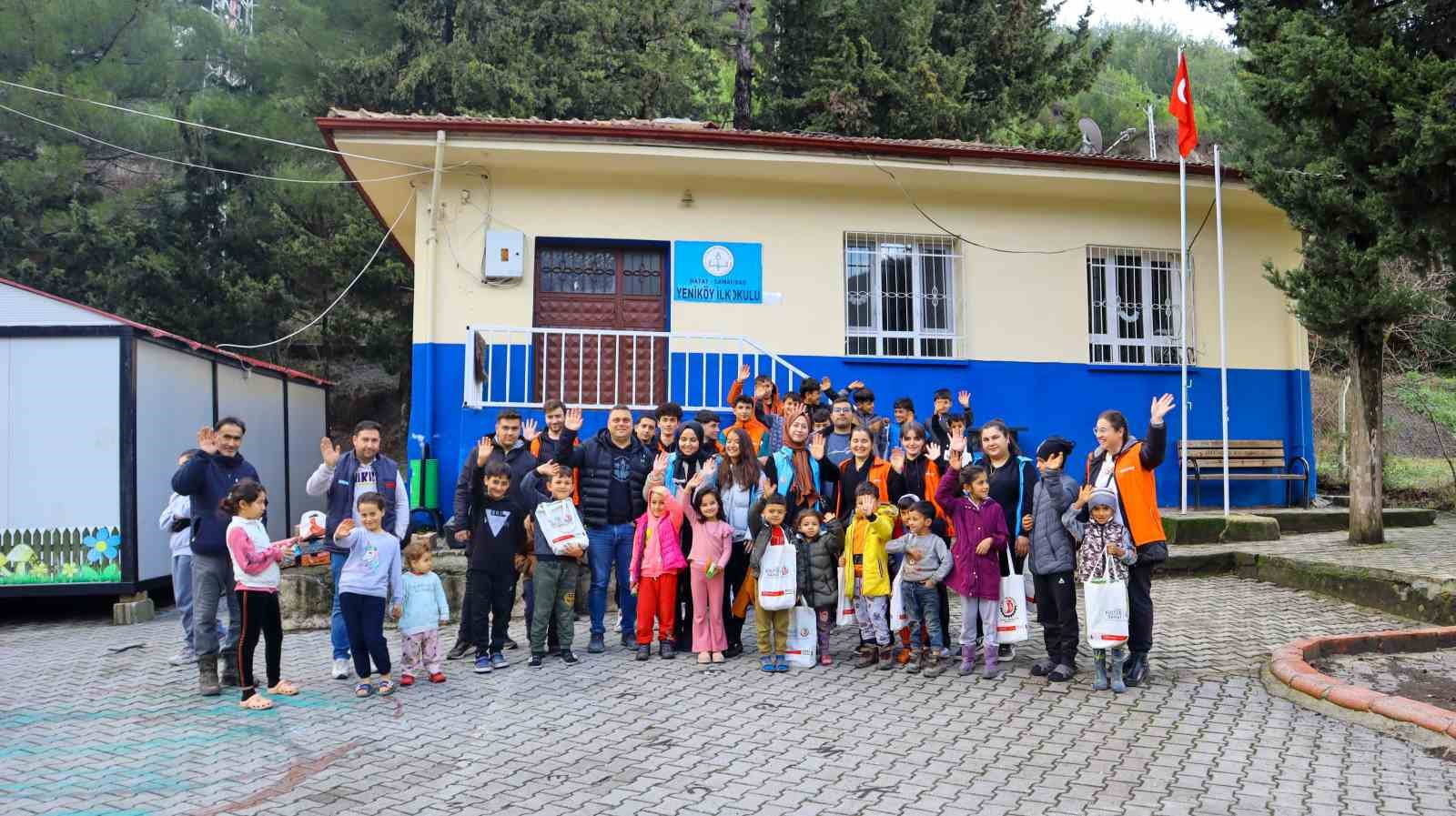 Uşak Belediyesi depremzede çocukların tebessümüne ortak oldu