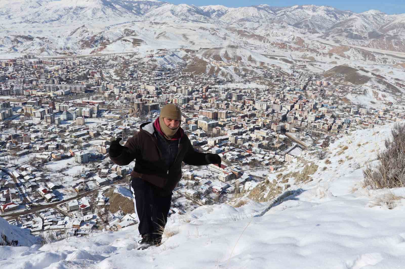 ’Yalnız Kurt’ lakaplı Nizam Kul, Sitare Dağı’na koşarak tırmanıyor