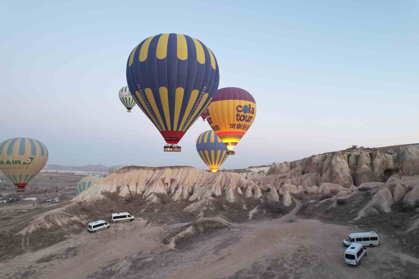 Kapadokya’da balonlar ’Savaşa Hayır’ pankartları ile havalandı