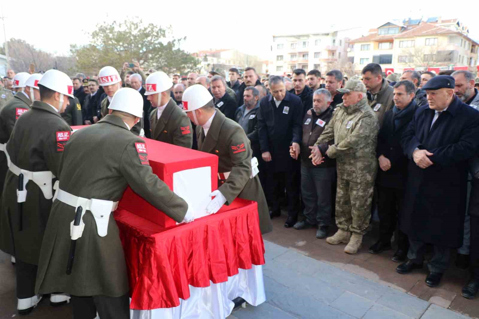 Vali, Milletvekili ve Belediye Başkanı şehidi son yolculuğuna uğurladı