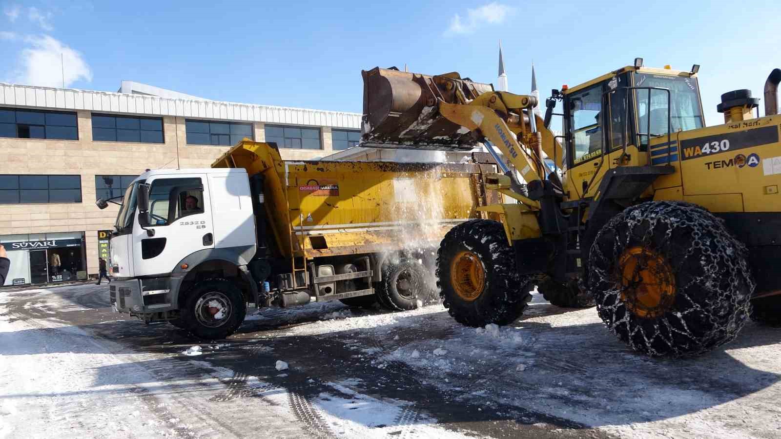 Bitlis’te kamyonlar kar taşınıyor