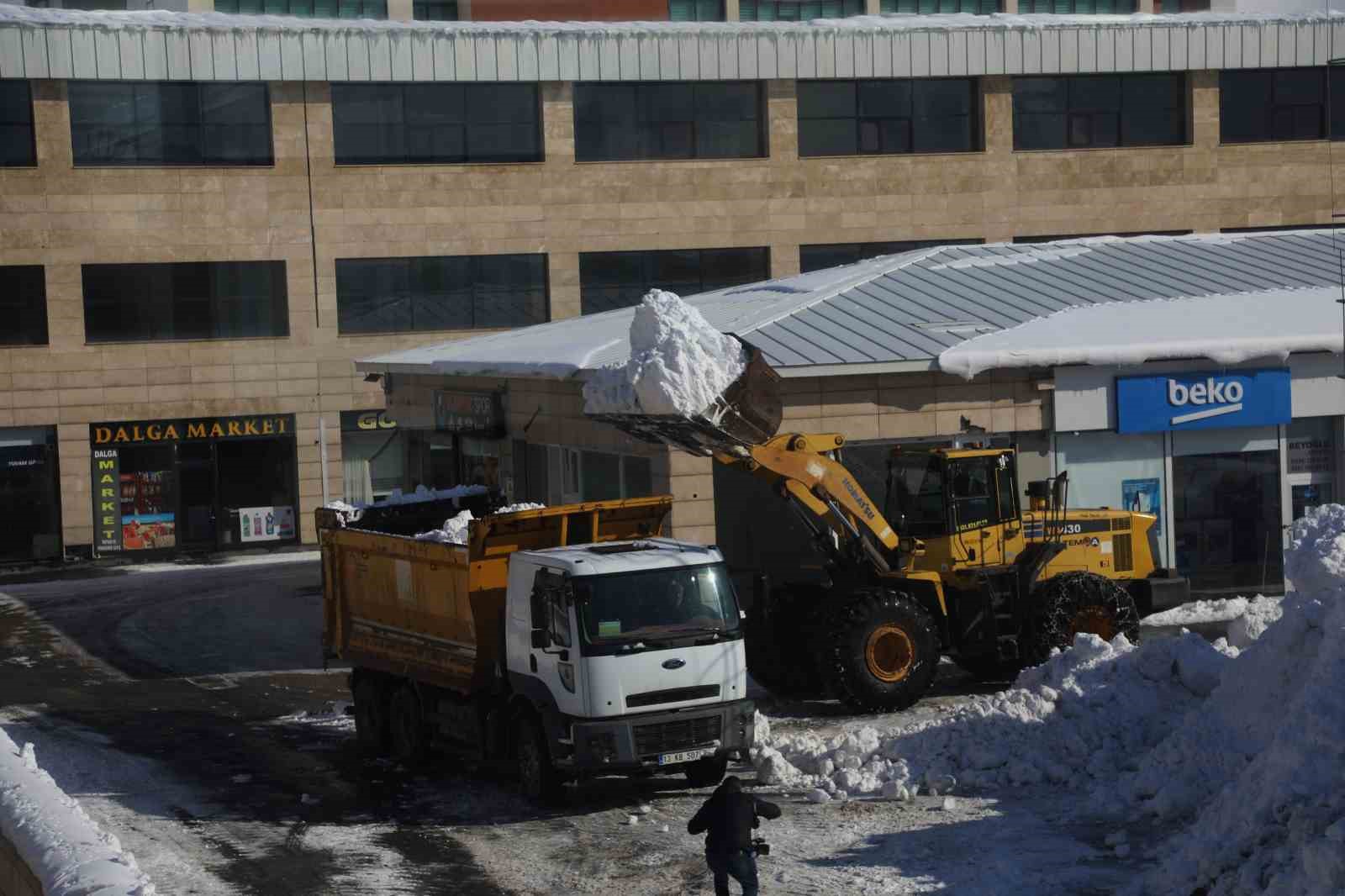 Bitlis’te kamyonlar kar taşınıyor