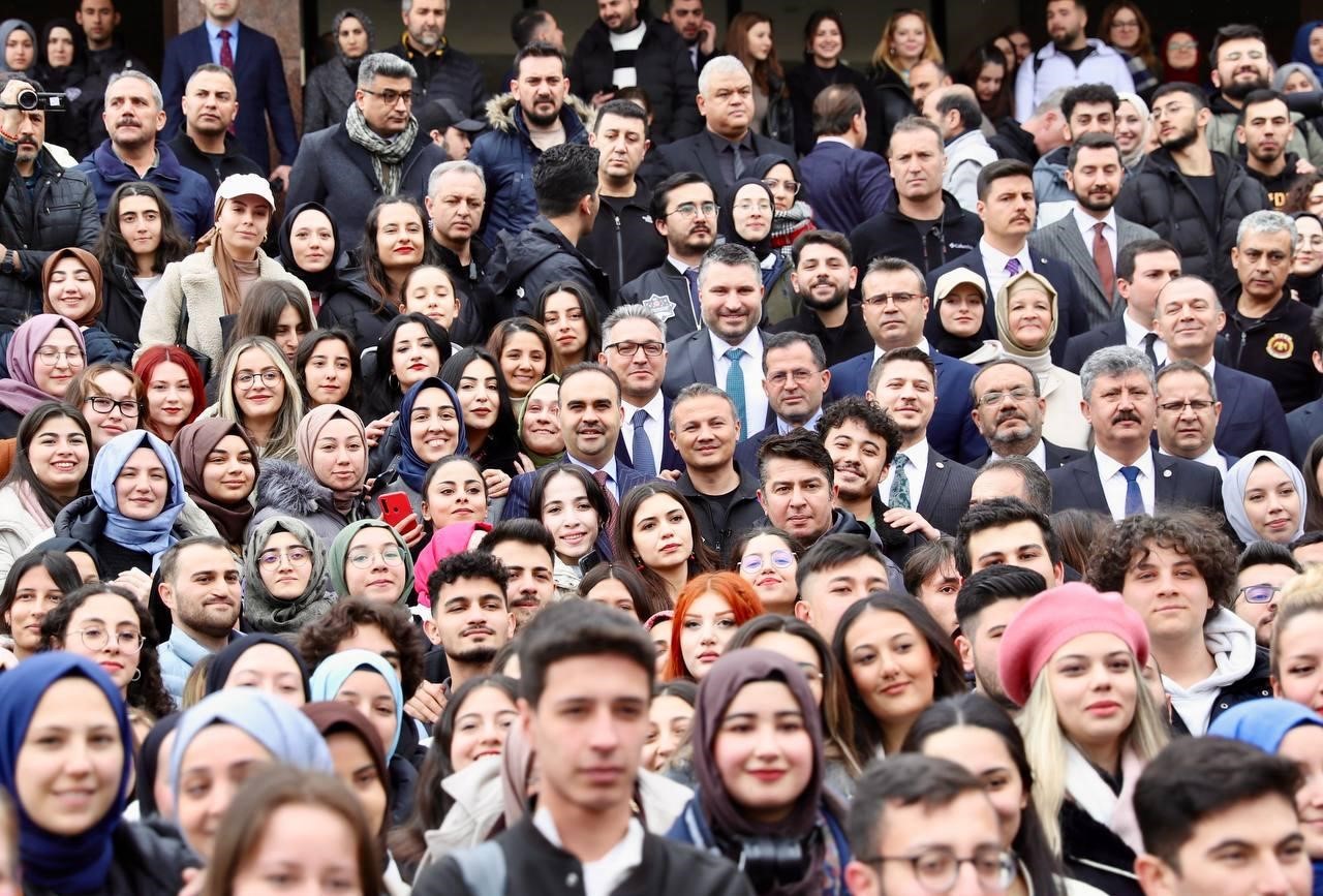 Türkiye’nin ilk astronotu Alper Gezeravcı Selçuk Üniversitesinde