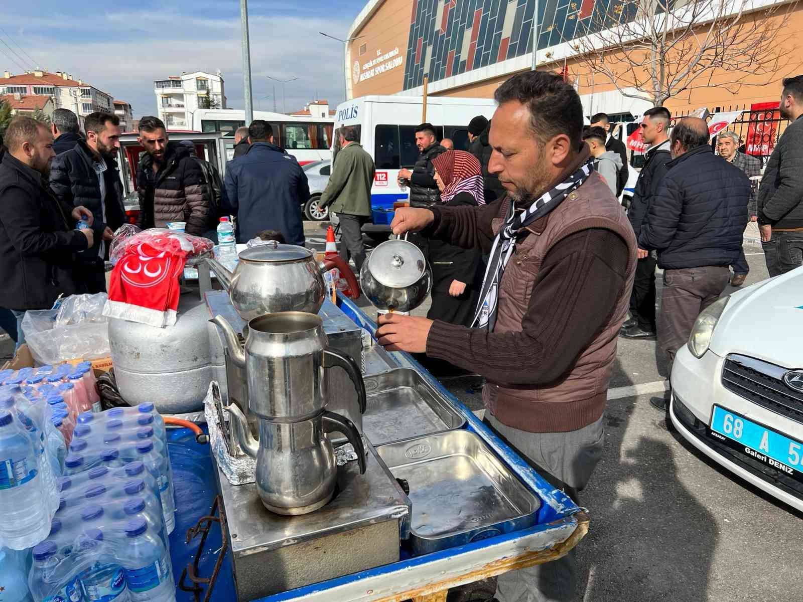 İhtiyaç sahiplerine burs ulaşsın diye kendi çocuğu için çay satıyor