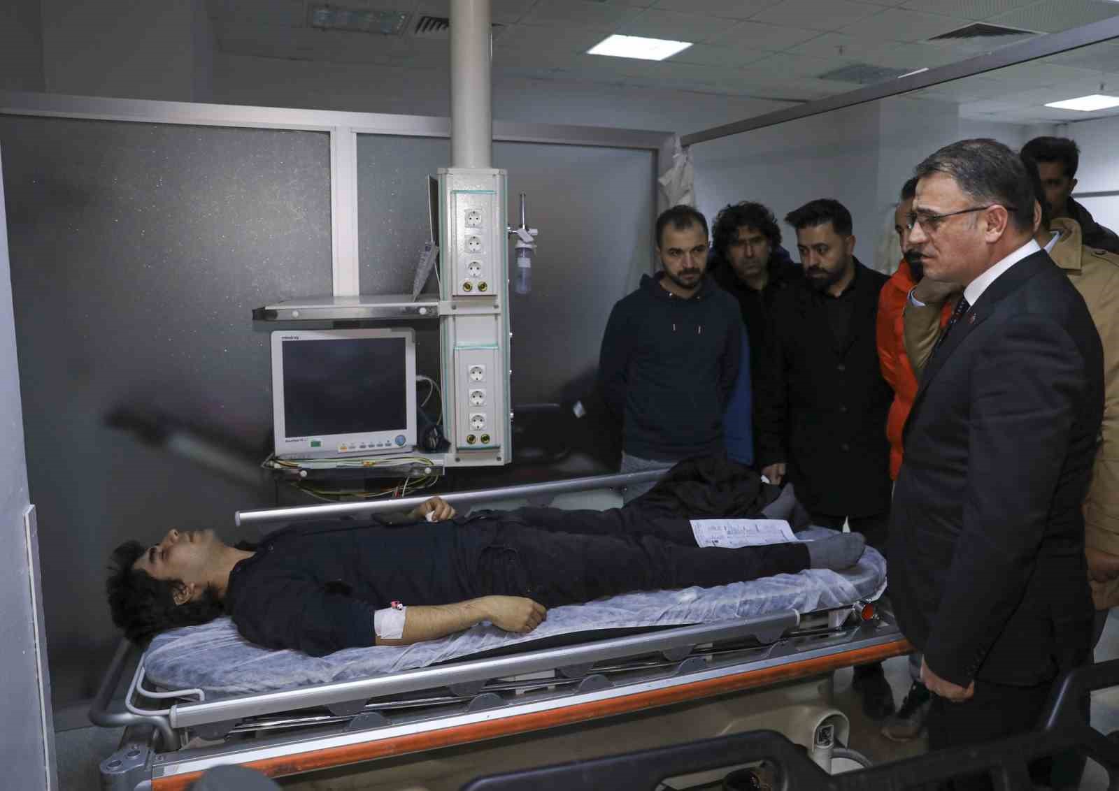 Vali Balcı, çığdan kurtulan yaralıları hastanede ziyaret etti