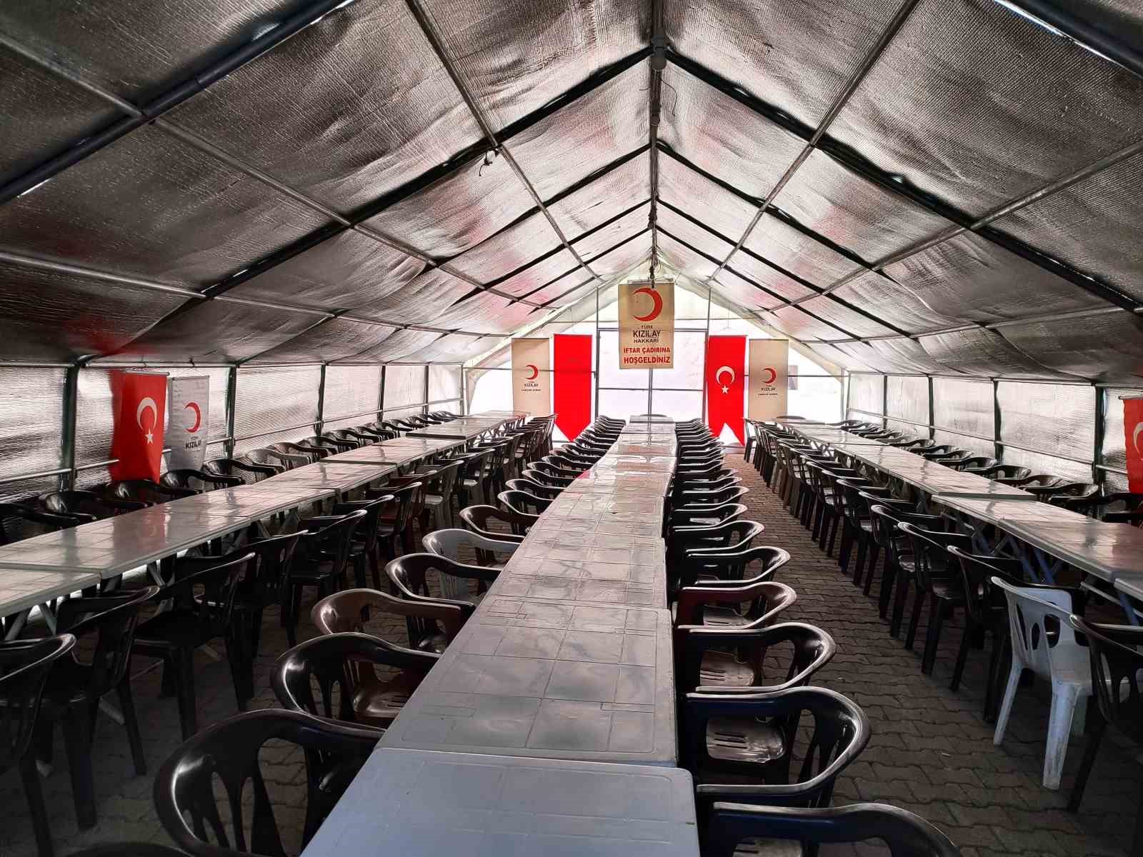 Hakkari’de iftar çadırı kuruldu
