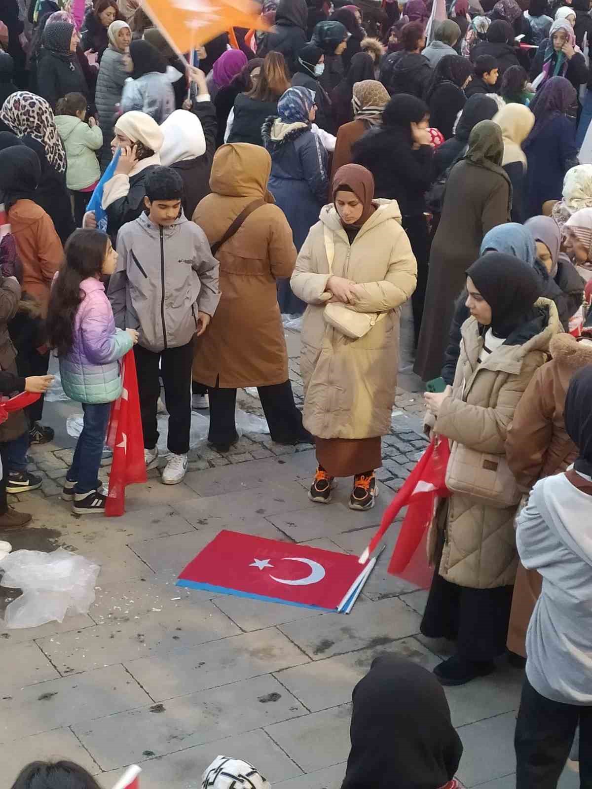 Cumhurbaşkanı Erdoğan konuşurken Türk bayrağını önüne bırakıp miting alanında namaz kıldı