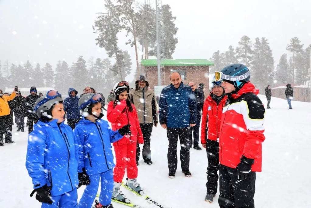 Kars’ta 600 öğrenciye kayak eğitimi verildi