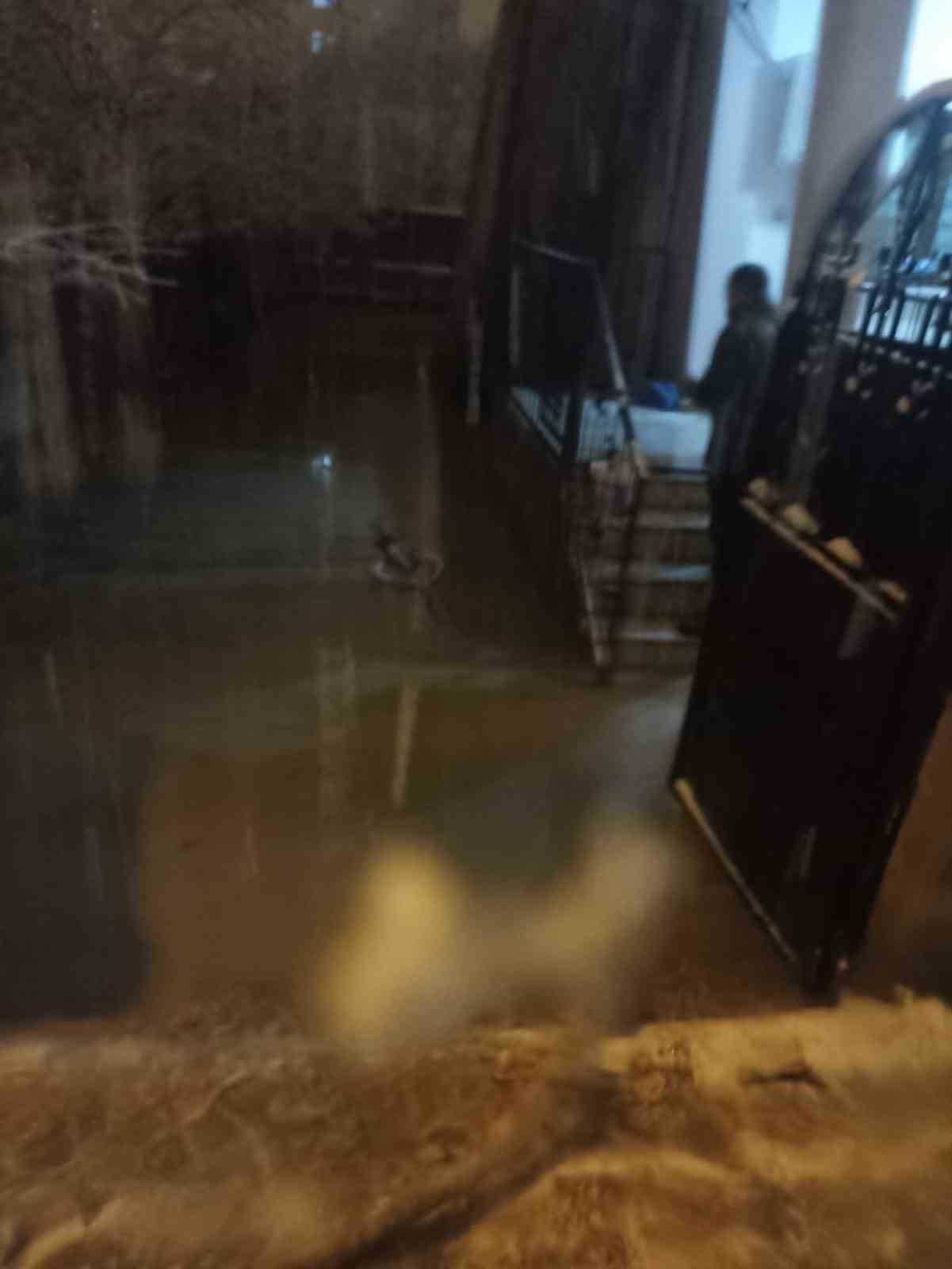 Van’da yoğun sağanak yağış su taşkınlarına neden oldu