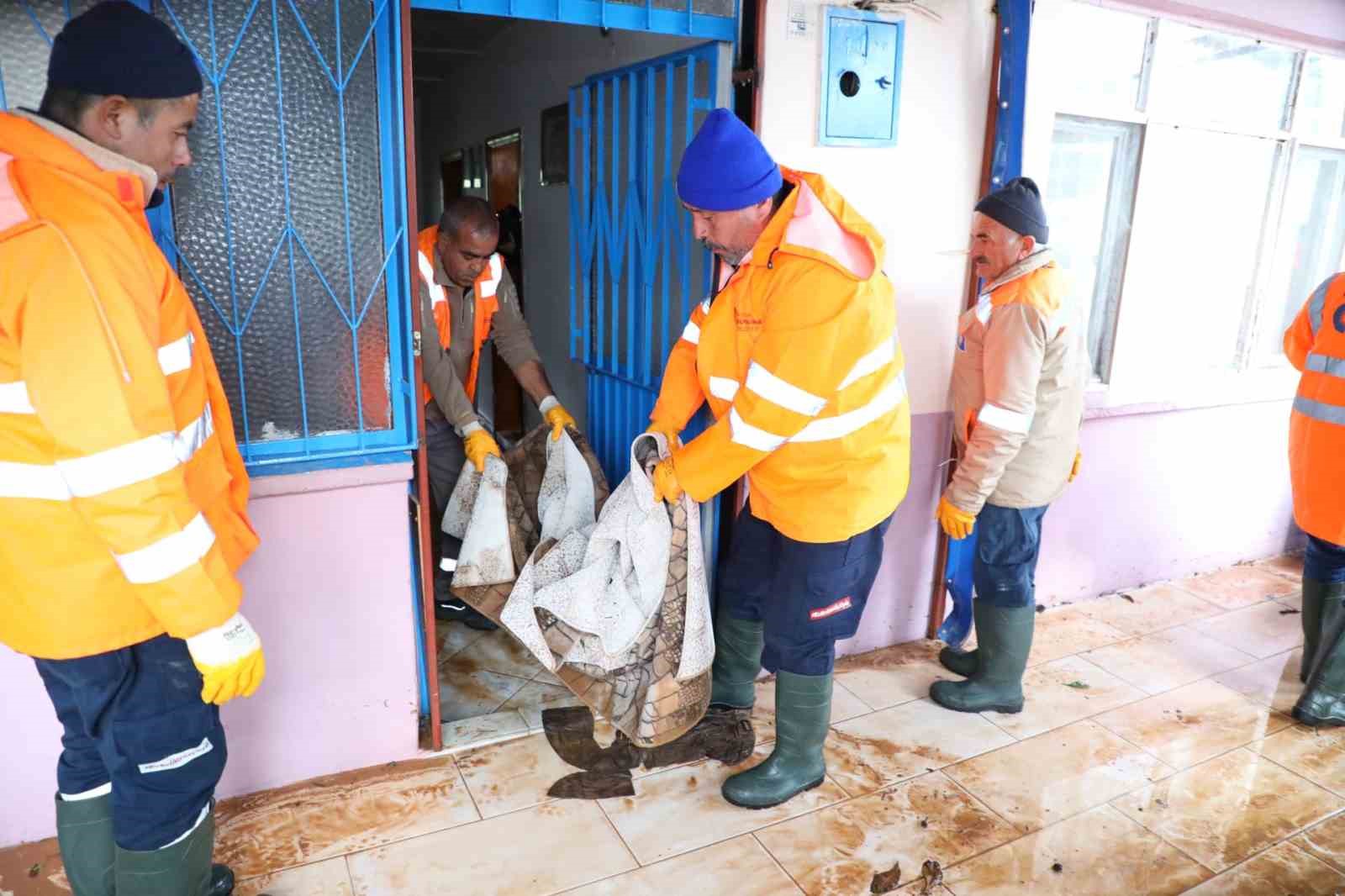 Antalya’da sel mağduru 574 vatandaşın hesabına nakit yardımları yattı