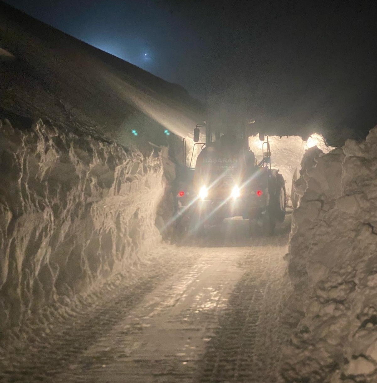 Van’da mahalle yoluna çığ düştü