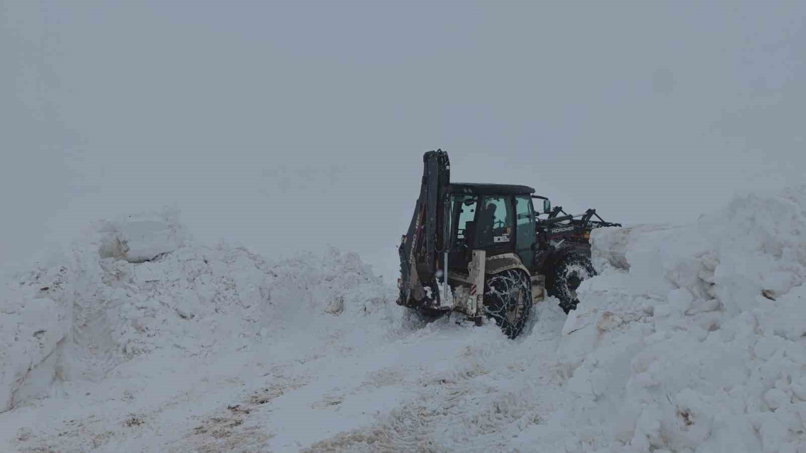 Baharda 4 metrelik karda yol açma çalışması