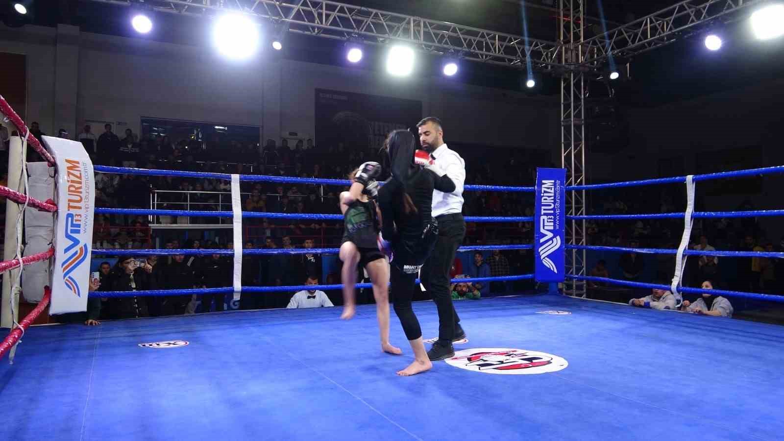 Tatvan’da Türkiye-İran Muaythai gecesi düzenlendi