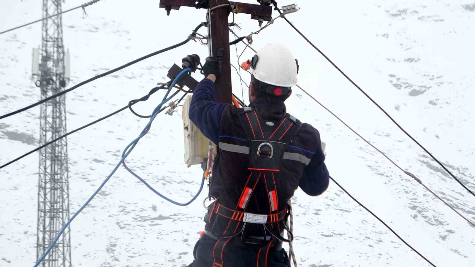 Çığ ve sulu kar elektrik direklerine zarar verdi: Ekiplerin zorlu mesaisi Ramazan’da da sürüyor