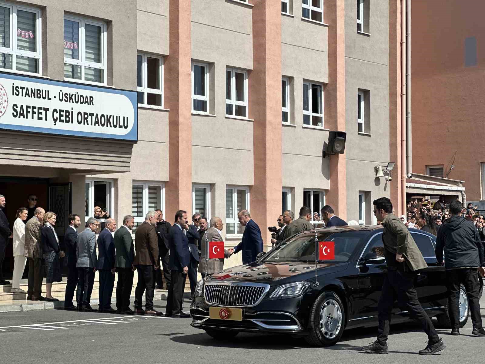 Cumhurbaşkanı Recep Tayyip Erdoğan, 31 Mart Mahalli İdareler Genel Seçimleri için oyunu kullanmak üzere Üsküdar’daki Saffet Çebi Ortaokulu’na geldi.