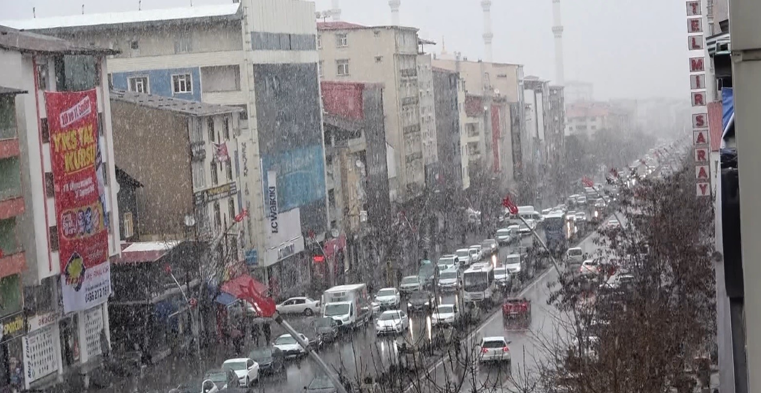 Muş’ta etkili olan kar yağışı 102 köy yolunu ulaşıma kapattı
