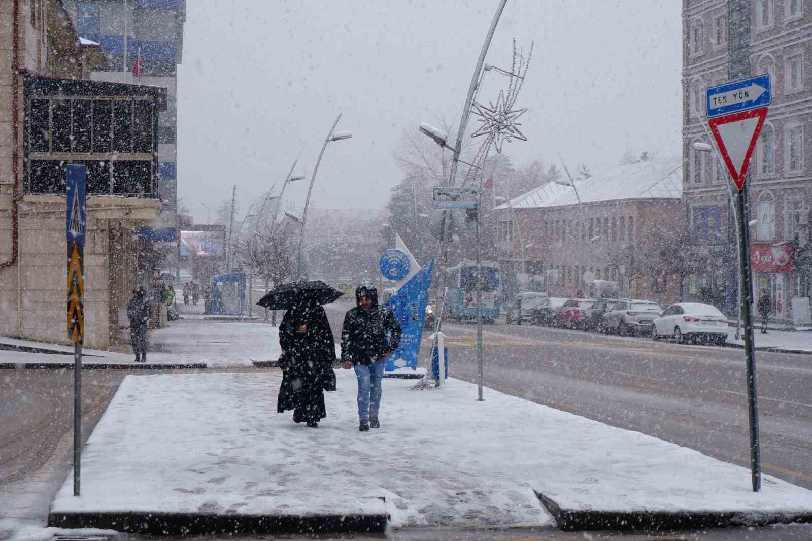 Erzurum’da kar yağışı etkili oluyor, 147 köy yolu ulaşıma kapalı