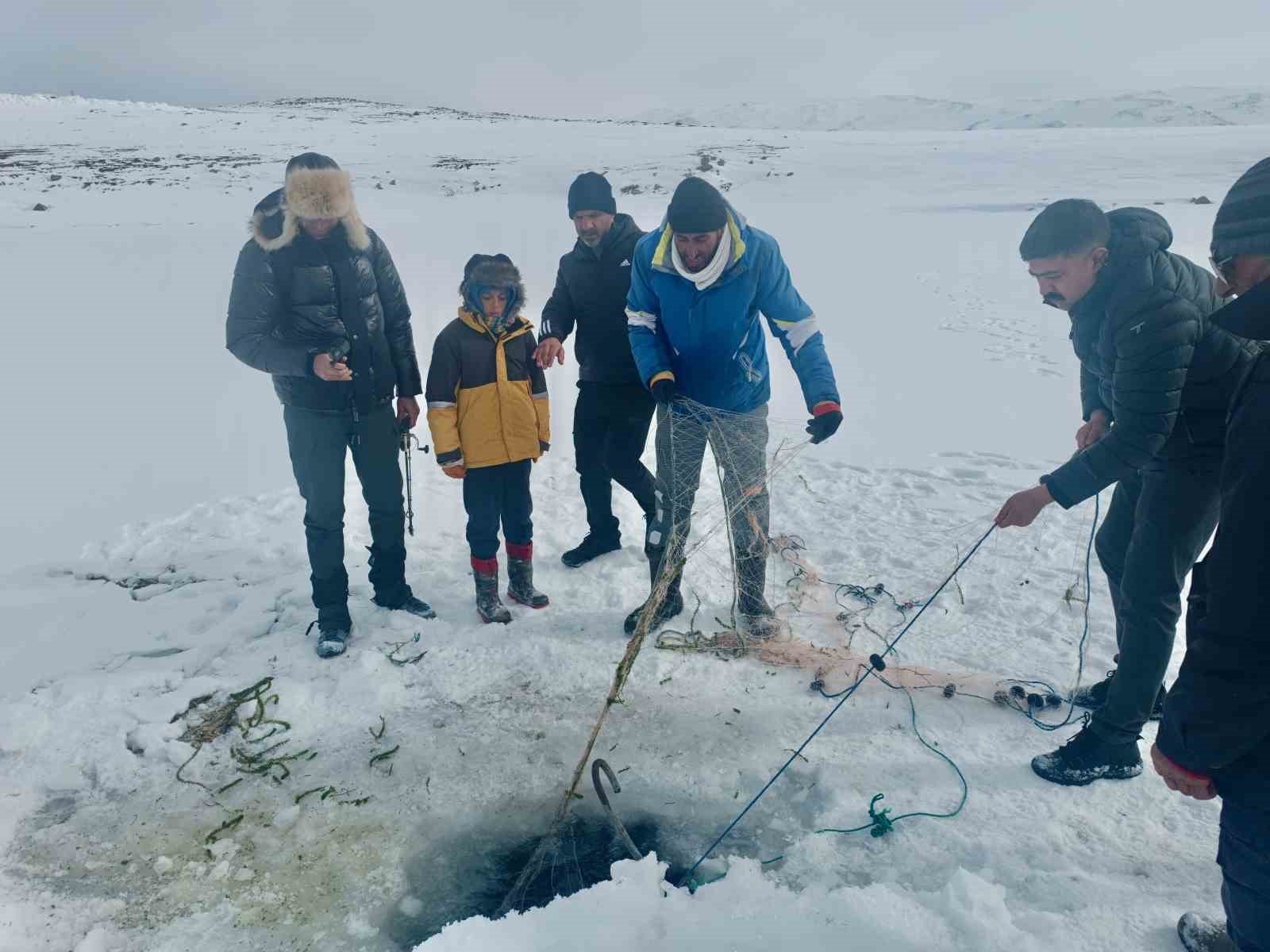 Yüzeyi buz tutan Balık Gölü’nde, buzu kırıp balık tuttular