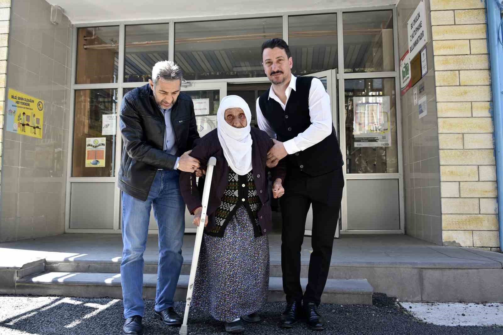 112 yaşındaki Güllü nine oy kullanmak üzere koltuk değnekleri ile sandık başına geldi