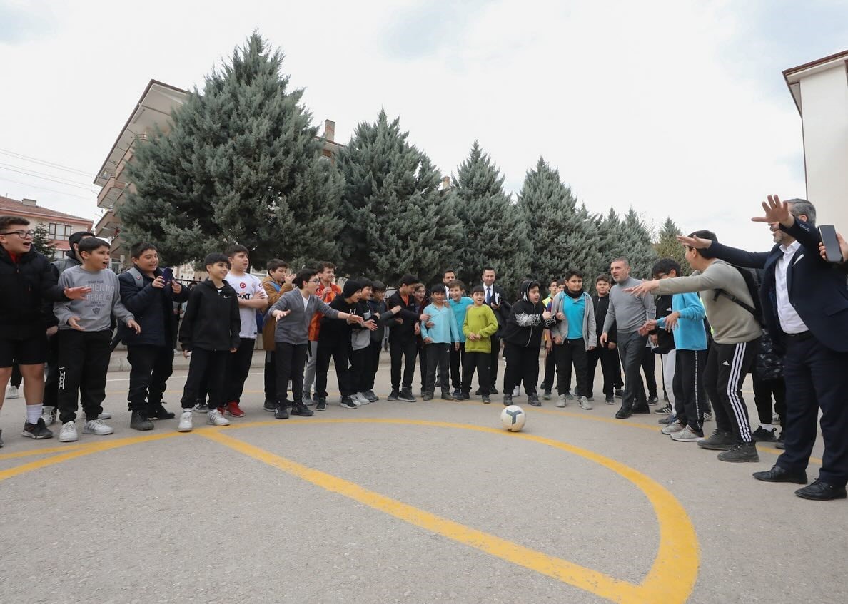 Başkan Ercan ziyaret ettiği okulda öğrencilerle futbol oynadı