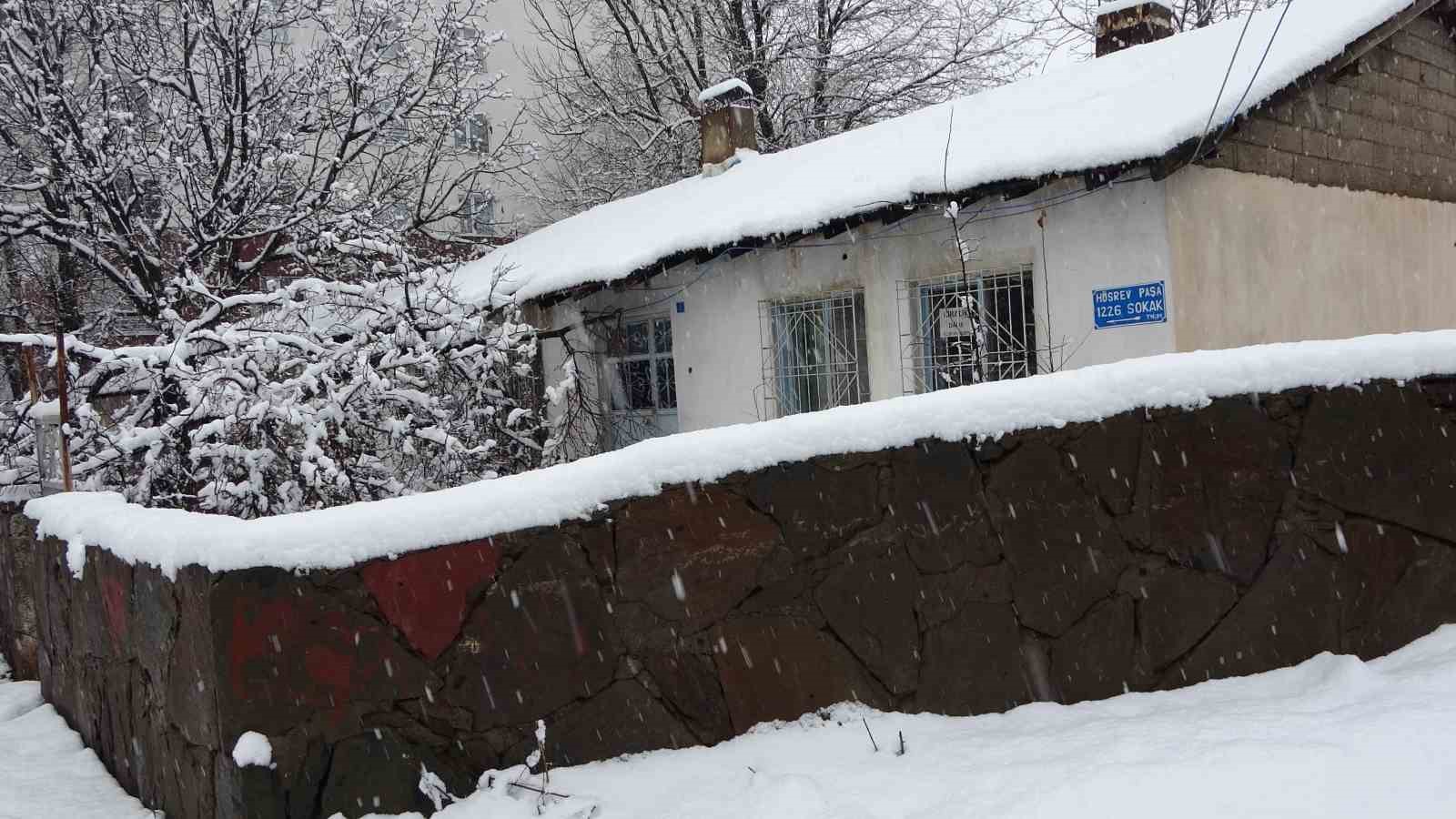 Bitlis’te okullar tatil edildi, 63 köy yolu ulaşıma kapandı