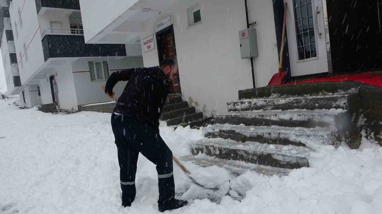 Bitlis’te okullar tatil edildi, 63 köy yolu ulaşıma kapandı