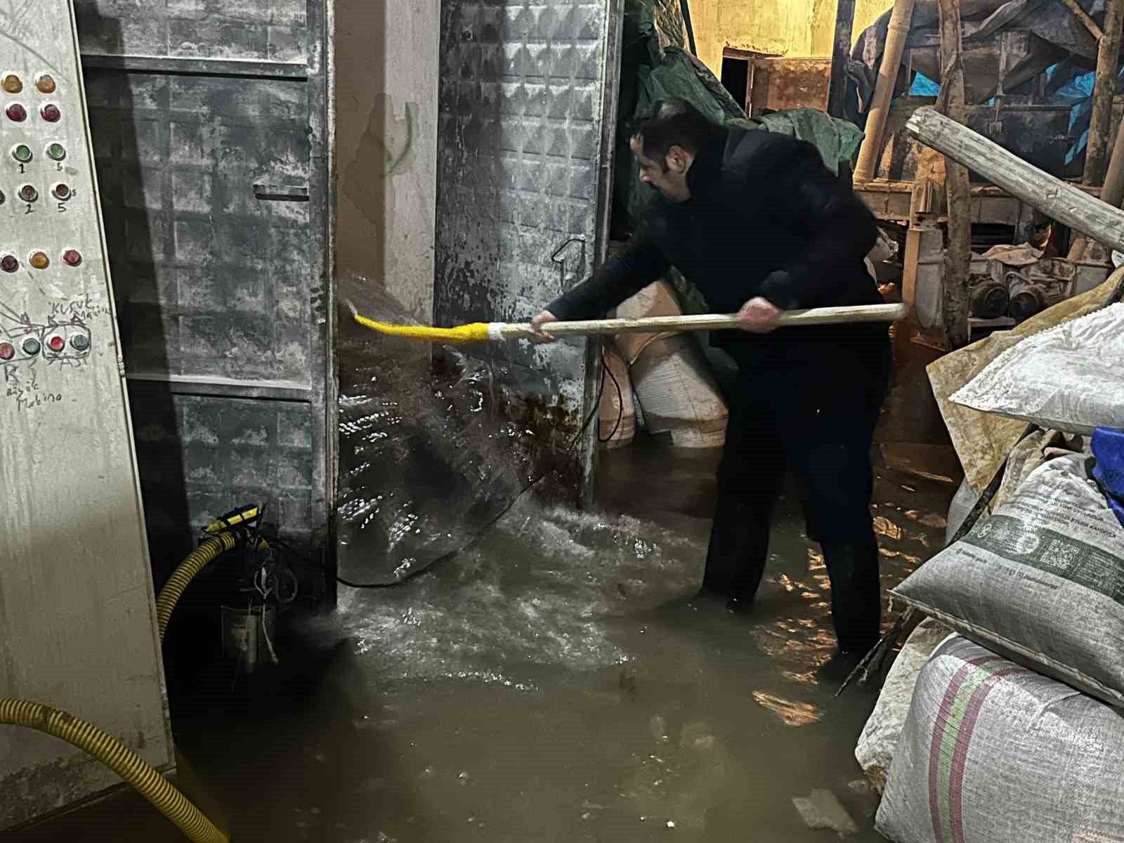 Yüksekova’da un değirmeni sular altında kaldı