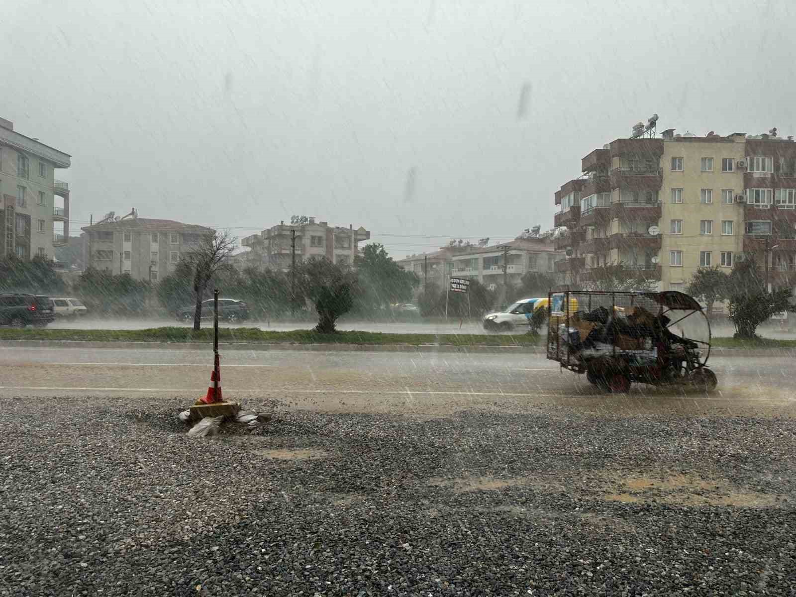 Milas sağnak yağışa teslim oldu