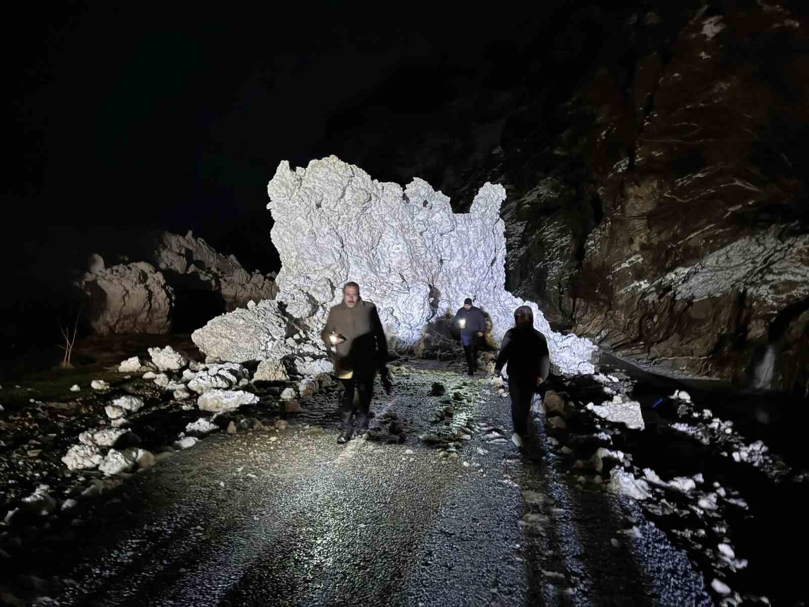 Seçim çalışmasından dönen başkanın konvoyunun önüne çığ düştü