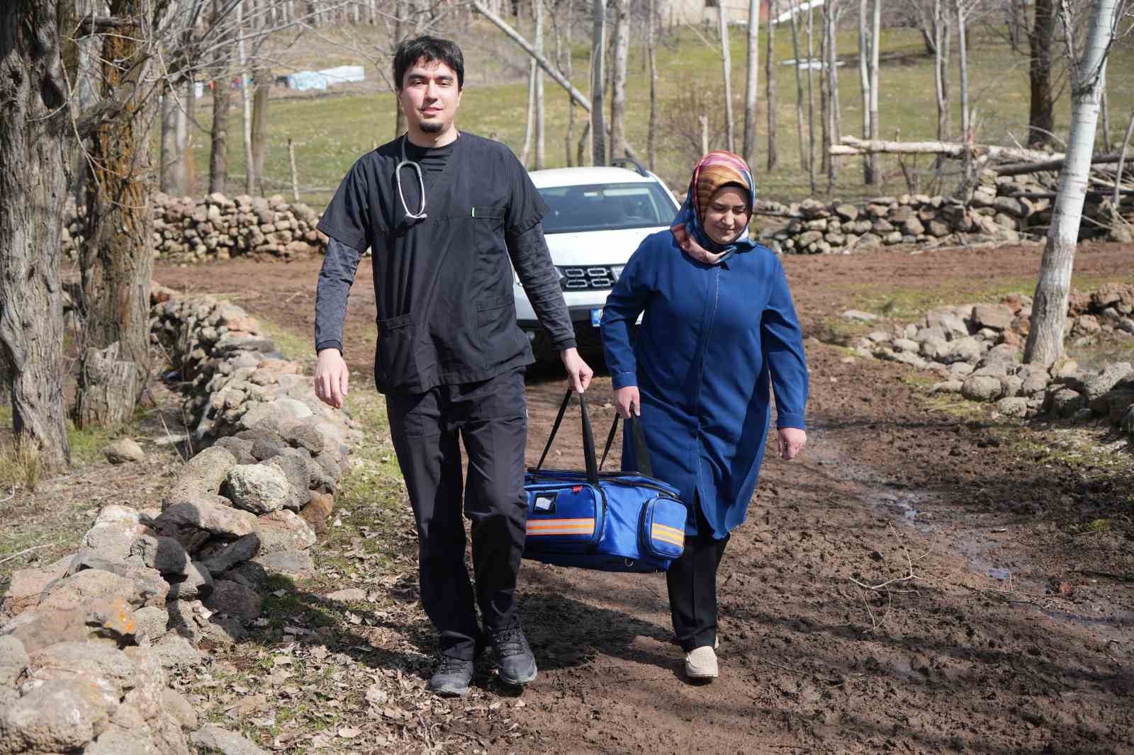 Evde Sağlık Birimi ekipleri karla kaplı köylere giderek hastaları tedavi ediyor