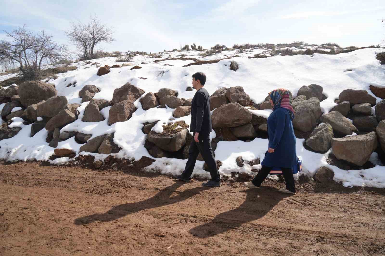 Evde Sağlık Birimi ekipleri karla kaplı köylere giderek hastaları tedavi ediyor