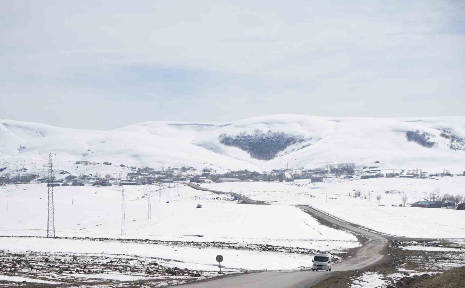 Evde Sağlık Birimi ekipleri karla kaplı köylere giderek hastaları tedavi ediyor