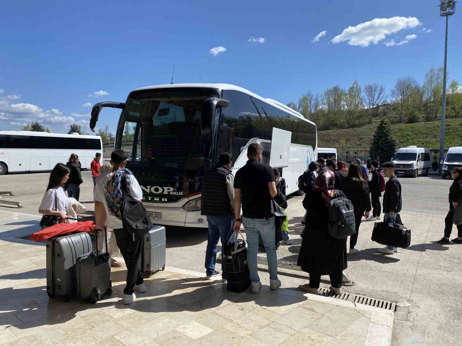 Bayram tatilinin son gününde otogara akın ettiler