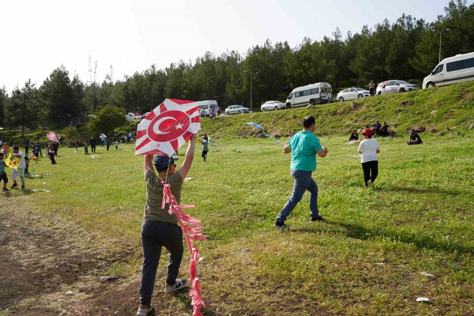 Depremzede çocuklar uçurtma şenliği ile çifte bayram yaşadı