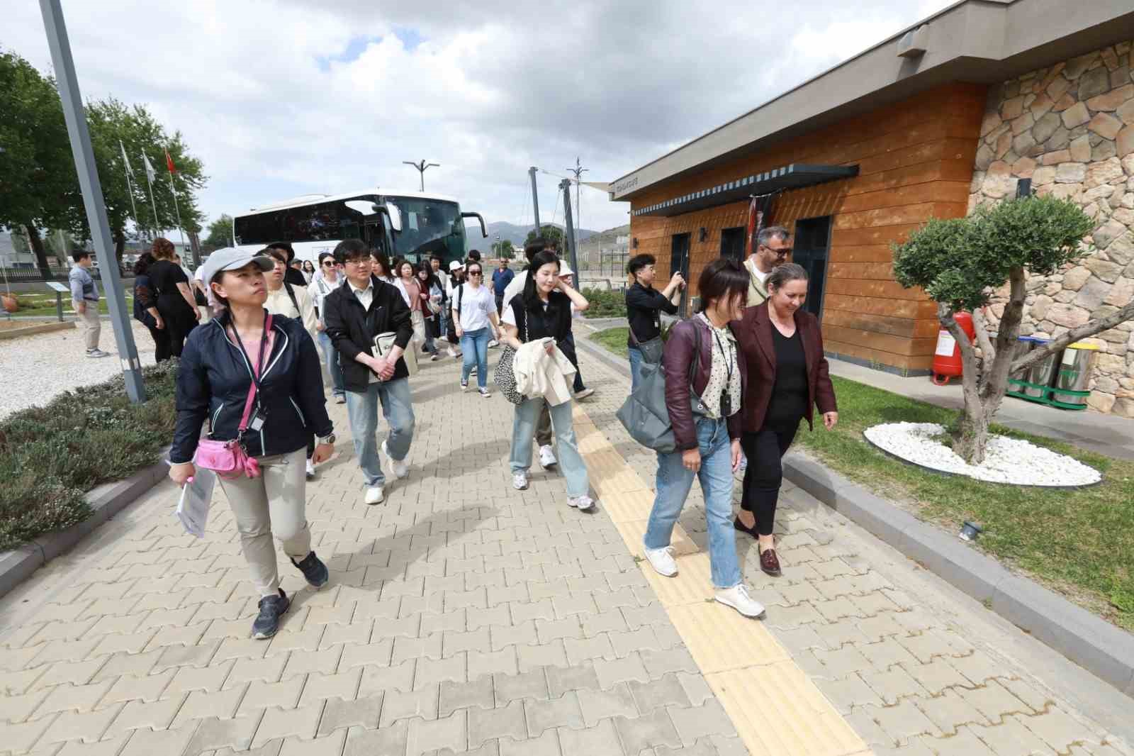 Efes Tarlası Yaşam Köyü dünyaya açılmaya devam ediyor