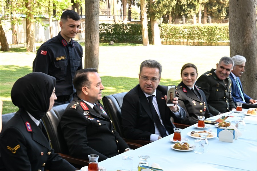 Vali Ünlü bayramda şehit ailesi ve huzurevi sakinlerini yalnız bırakmadı