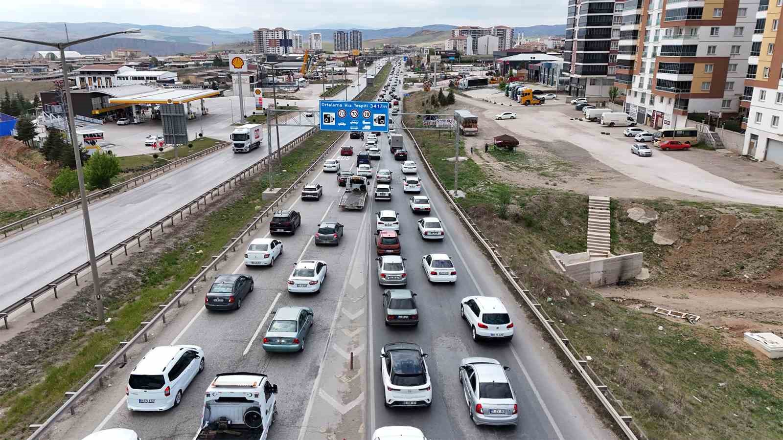 Akın akın geri dönüyorlar: 43 ilin geçiş güzergahı trafik yoğunluğu