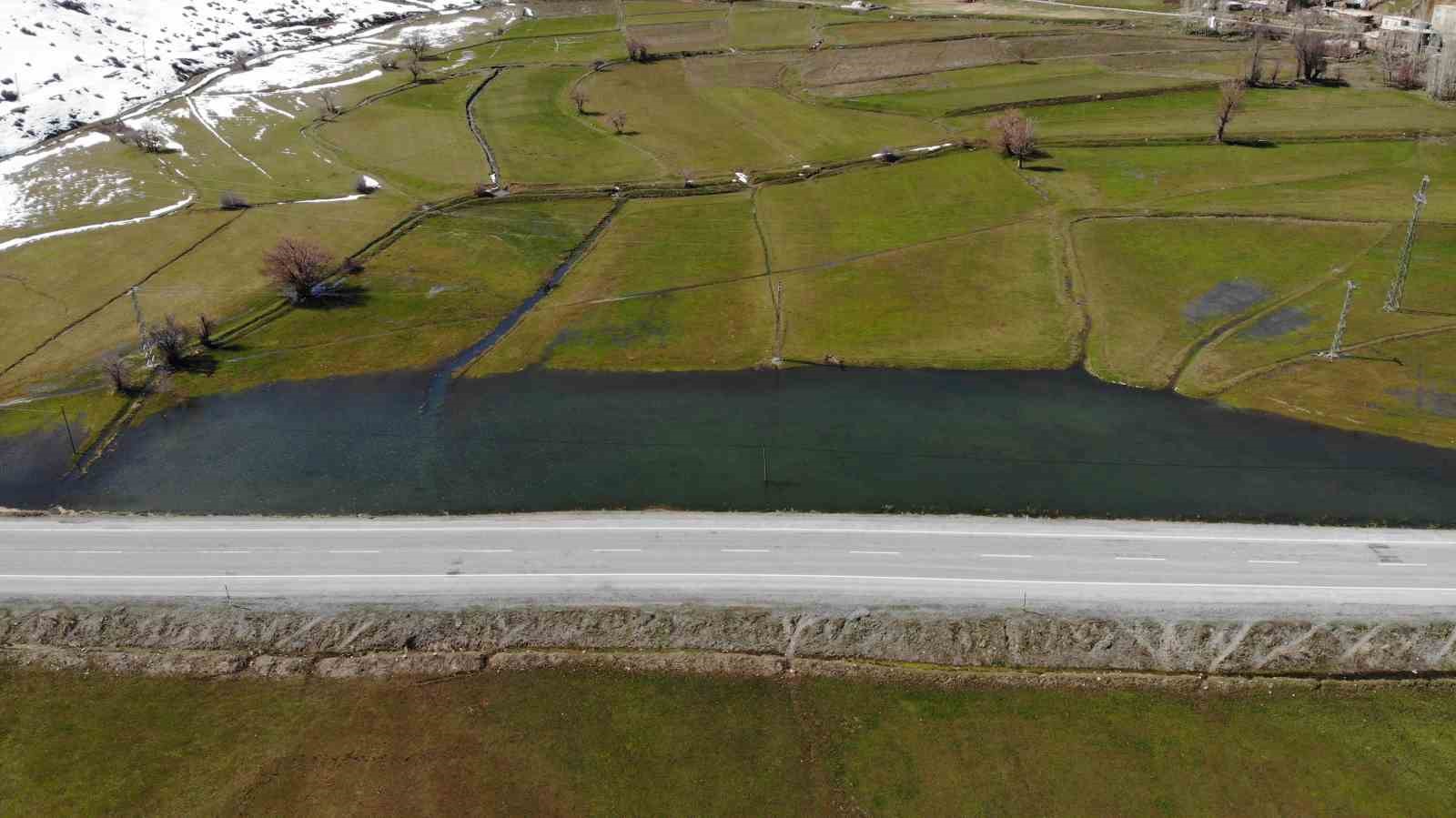 Tatvan’da tarım arazileri suya gömüldü