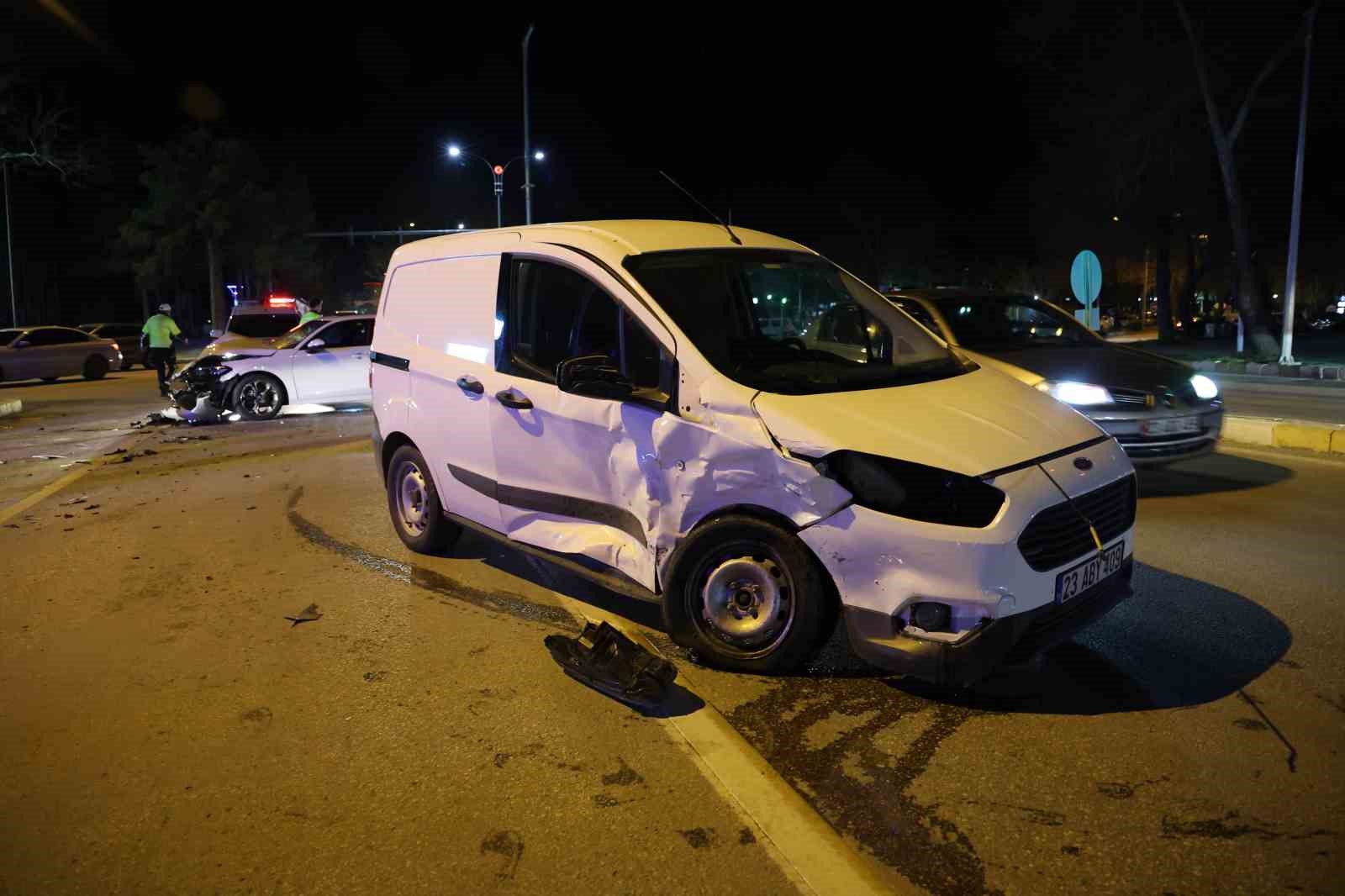 Elazığ’da hafif ticari araç ile otomobil çarpıştı: 1 yaralı