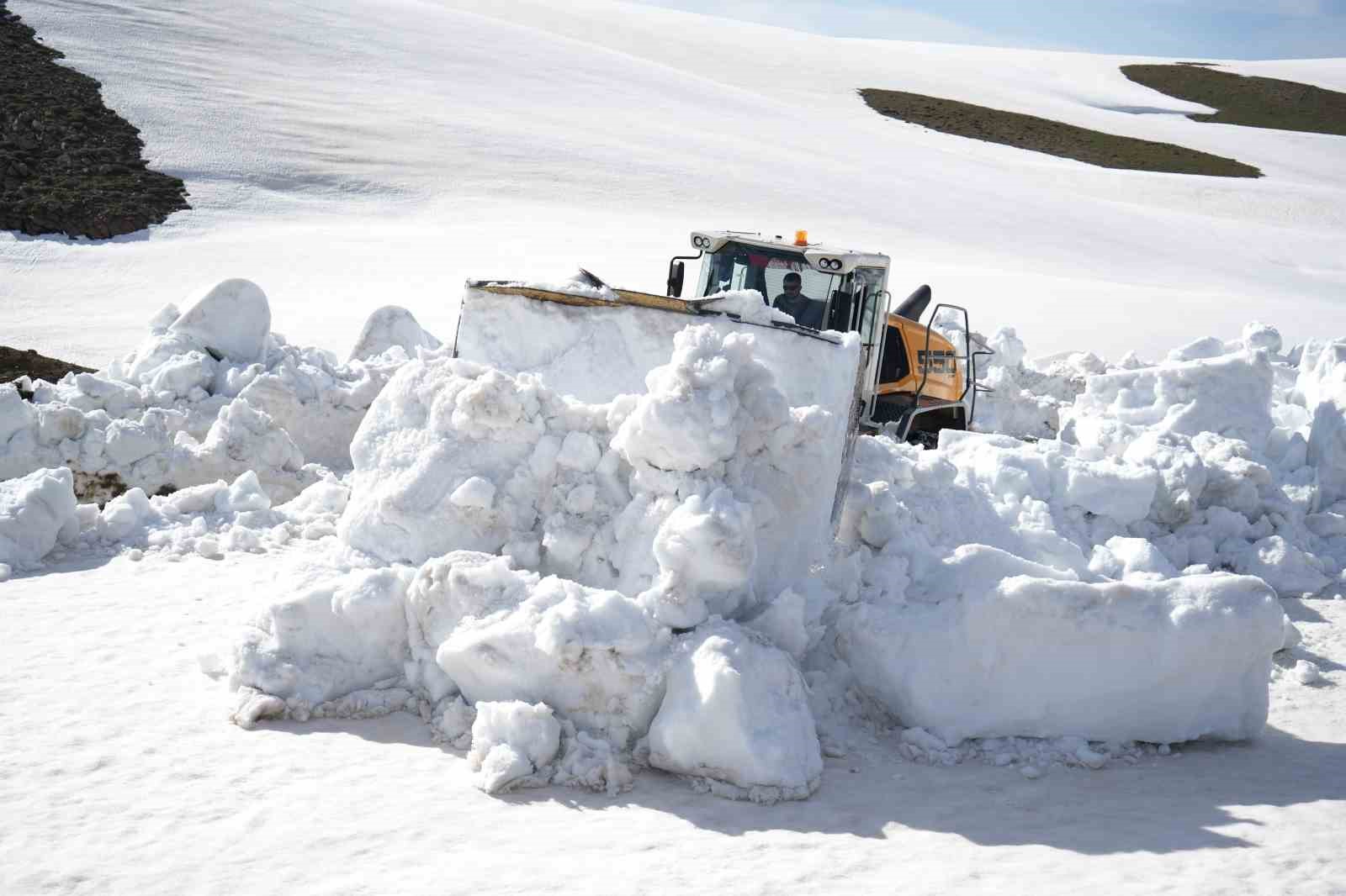 Muş’ta karla mücadele ekipleri 4 ayda 23 bin kilometre yol açtı