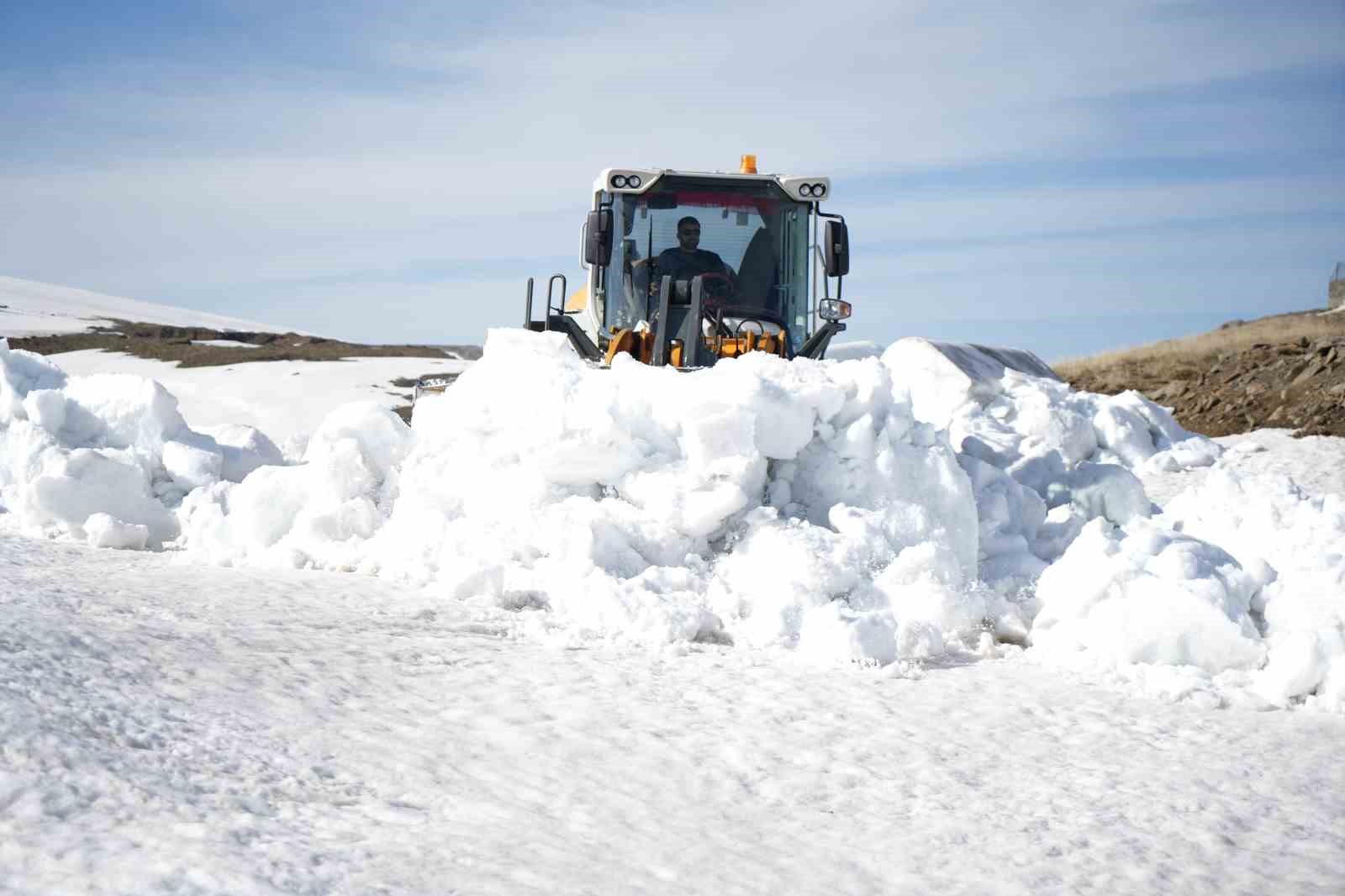Muş’ta karla mücadele ekipleri 4 ayda 23 bin kilometre yol açtı