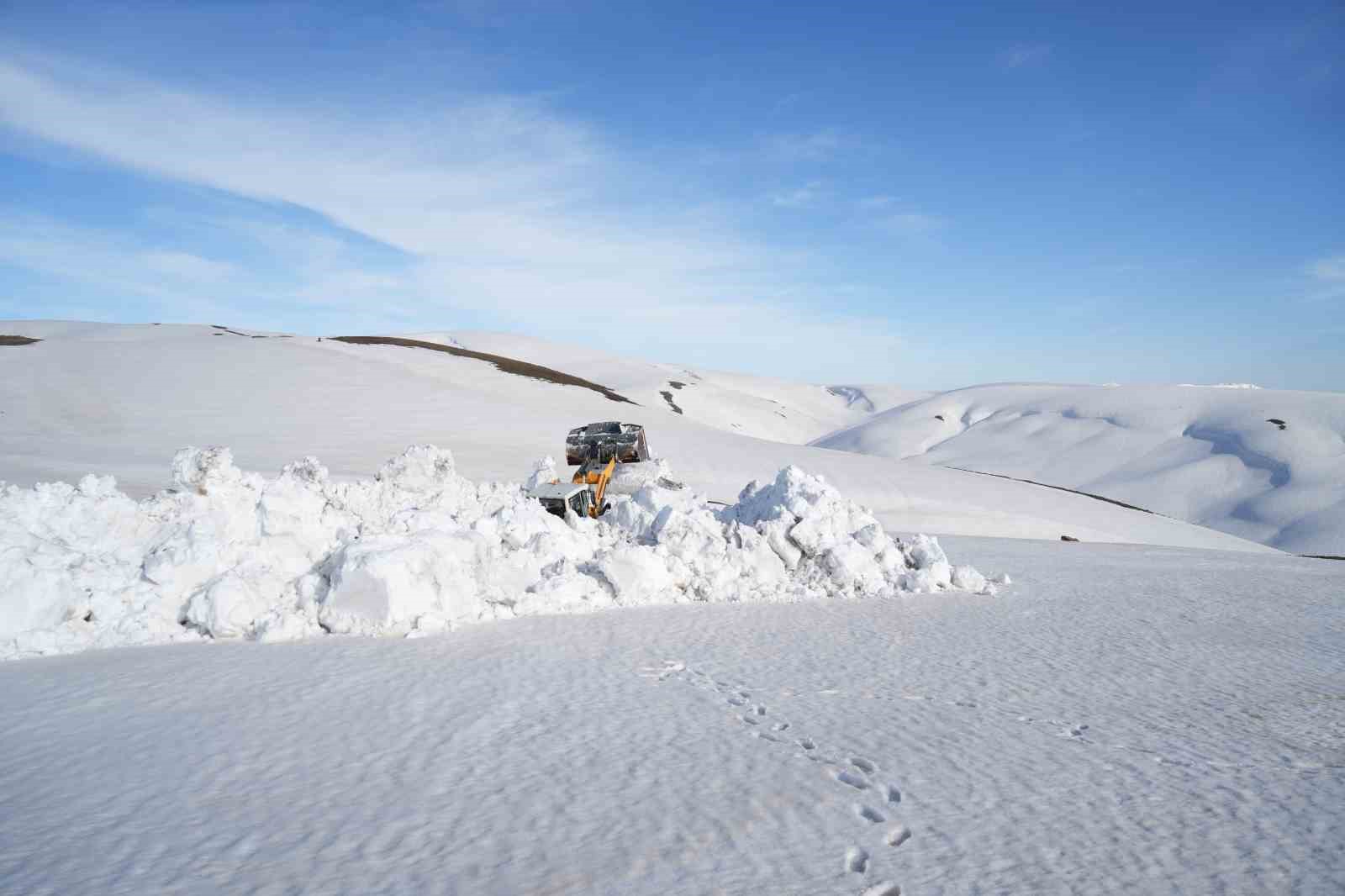 Muş’ta karla mücadele ekipleri 4 ayda 23 bin kilometre yol açtı